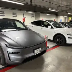 未来的な駐車場と家庭の味