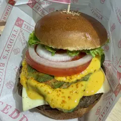 ハワイ気分のハンバーガーと曇り空の観覧車