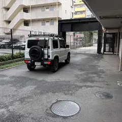 テスラとピザと駐車場